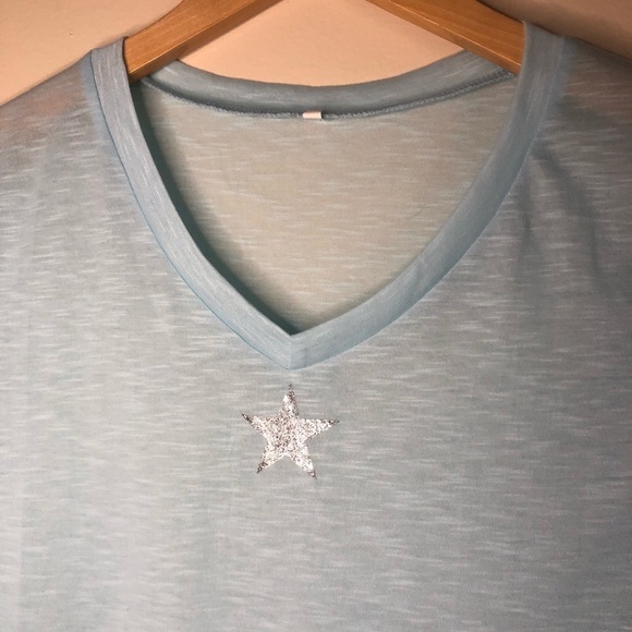 3/$25 🍄 NWOT Women’s Light Blue Metallic Star T-shirt Size Large - Picture 3 of 6